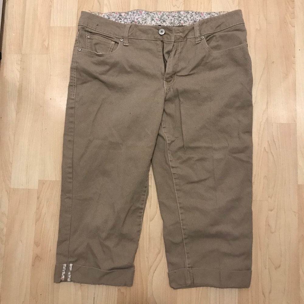 Tan khaki Capri faded glory